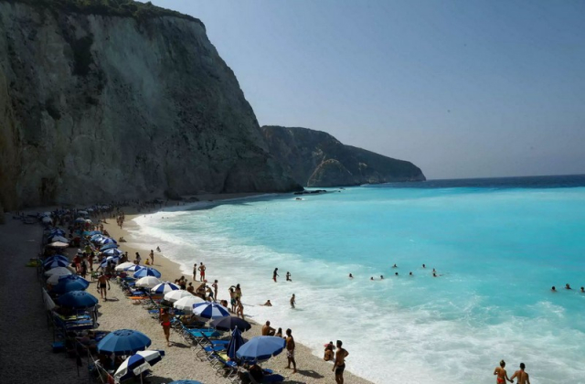 Λευκάδα: Σε εξέλιξη η φωτιά στο Πόρτο Κατσίκι