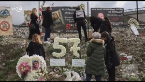 Βαθιά οδύνη στο ετήσιο μνημόσυνο για τα θύματα στα Τέμπη - Οι καμπάνιες των εκκλησιών χτύπησαν πένθιμα 57 φορές σε όλη τη χώρα (video)