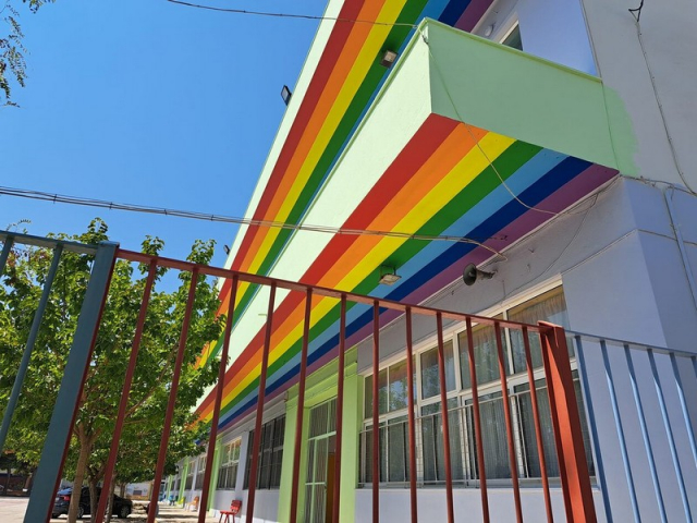 Κόρινθος: Έβαψαν δημοτικό σχολείο στα χρώματα των ΛΟΑΤΚΙ - Έντονες αντιδράσεις από γονείς