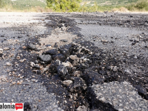 Κεφαλονιά: Κεραυνός «χτυπά» το οδόστρωμα (φωτό)