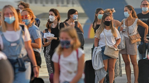 Υποχρεωτική παραμένει η μάσκα σε πλοία, ταξί &amp; φαρμακεία