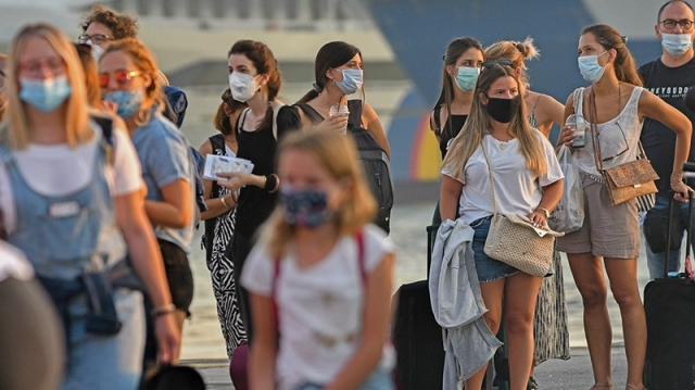Υποχρεωτική παραμένει η μάσκα σε πλοία, ταξί &amp; φαρμακεία