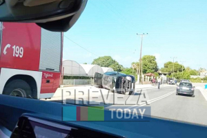 Πρέβεζα: Τράκαρε με τους… κάδους και ανατράπηκε