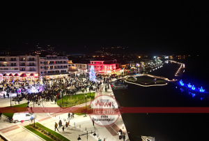 Φαντασμαγορικό το φετινό άναμμα του Χριστουγεννιάτικου δέντρου στη Λευκάδα (φωτό - βίντεο)