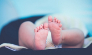 Λάρισα: To βρέφος που έχει εκτεταμένα εγκαύματα υπέστη και ανακοπή - Το επανέφεραν οι γιατροί