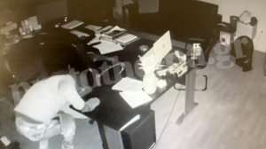 Παλλήνη: Η στιγμή που συμμορία παίρνει αγκαλιά χρηματοκιβώτιο και το φορτώνει σε αυτοκίνητο