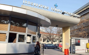 Σκύδρα: Διασωληνωμένος στο Ιπποκράτειο o ανήλικος που καταπλακώθηκε από καγκελόπορτα