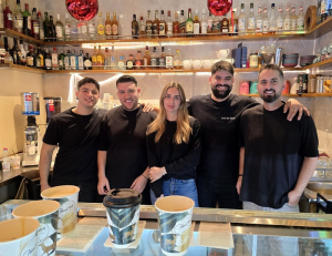 Hood 44 και στις γιορτές: Η πιο ζεστή “στάση” της Λευκάδας για καφέ, γλυκά και παρέες!