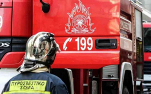 Λευκάδα: Πυρκαγιά στο κουφάρι παλιού πλοίου