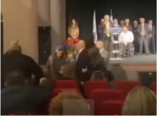 Λέρος: Βρισιές, προπηλακισμοί &amp; αποδοκιμασίες στην ορκωμοσία του νέου δημοτικού συμβουλίου (video)