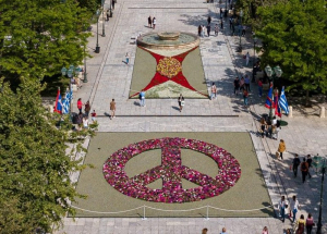 Δήμος Αθηναίων: Μήνυμα για ειρήνη στην Ουκρανία «στέλνει» το Σύνταγμα με 13.600 λουλούδια