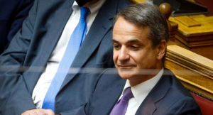 «Καρφιά» από τους Financial Times: «Ο Μητσοτάκης πρωταγωνιστής στις υποκλοπές, όπως ο πατέρας του»