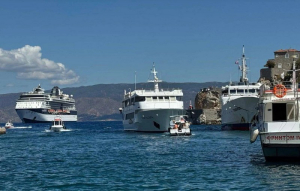 Η Ύδρα εκπέμπει SOS: Πνιγμένη στο καυσαέριο και τον τουριστικό κορεσμό