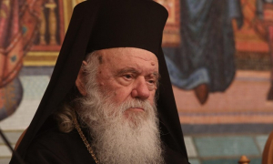 Αρχιεπίσκοπος για ομόφυλα: «Δεν σας εύχομαι γάμους τέτοιου είδους», είπε σε δημοσιογράφους