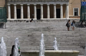 Καιρός αύριο: 33 βαθμούς θα «χτυπήσει» η θερμοκρασία – Πού θα βρέχει