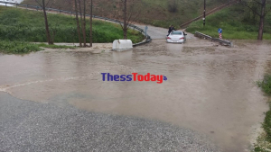 Κακοκαιρία «ILINA»: «Καταρράκτες» οι δρόμοι στη Θεσσαλονίκη – Εγκλωβίστηκε ένας οδηγός