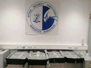 Συνελήφθη 61χρονη στο «Ελευθέριος Βενιζέλος» - Μετέφερε στις βαλίτσες της 37 κιλά κάνναβης