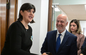 Λάουρα Κοβέσι: Συναντήθηκε με Φλωρίδη και ζήτησε αναθεώρηση του άρθρου 86