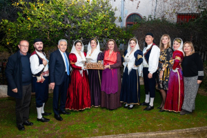 Το αδιαχώρητο στην κοπή της Πρωτοχρονιάτικης Λαδόπιτας των Λευκαδίων Ηλιούπολης (φωτό)