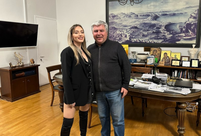 Η Βασίλισσα του Καρναβαλικού Κομιτάτου Πρέβεζας στον Δήμαρχο