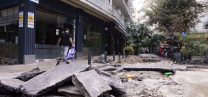 Τα «απομεινάρια» της κακοκαιρίας: Δρόμοι «λίμνες», «πεσμένα» μπαλκόνια &amp; προβλήματα στα ΜΜΜ