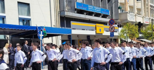 Στη σκιά της τραγωδίας των Τεμπών η παρέλαση στη Λάρισα – Με μαύρα περιβραχιόνια παρέλασαν οι μαθητές