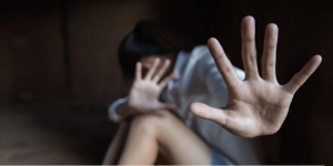 Θεσσαλονίκη: Βίαζε την 15χρονη κόρη του μπροστά στον ανάπηρο αδελφό της – Ποιοι γνώριζαν και δεν μιλούσαν