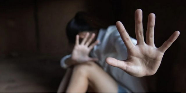 Θεσσαλονίκη: Βίαζε την 15χρονη κόρη του μπροστά στον ανάπηρο αδελφό της – Ποιοι γνώριζαν και δεν μιλούσαν