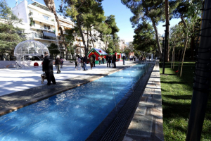 Εγκαινιάστηκε η σύγχρονη βιοκλιµατική πλατεία Δηµαρχείου Δάφνης