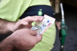 Πάσχα με βενζίνη στα 2 € το λίτρο, «φωτιά» ξανά στα καύσιμα μετά την αλματώδη αύξηση του πετρελαίου