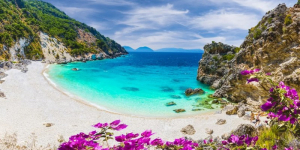Λευκάδα: Η μικροσκοπική παραλία του νησιού που φημίζεται για τον βυθό της - Κρυστάλλινα νερά