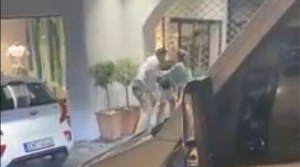 Τον σακάτεψε στο ξύλο – Μπουνιές μετά από τροχαίο στη Σαντορίνη