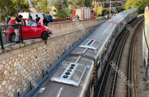 Τρόμος στον Ηλεκτρικό: Αυτοκίνητο έπεσε στα κάγκελα και κρέμεται στον αέρα