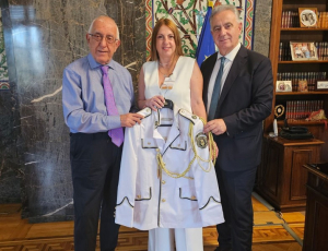 Η επίσημη στολή της Φιλαρμονικής Εταιρείας Λευκάδας παραδόθηκε στον Πρόεδρο της Βουλής των Ελλήνων