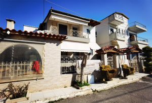 Πυροβολισμοί με καλάσνικοφ έξω από σπίτι στη Μάνδρα