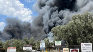 Μεγάλες καταστροφές από την πυρκαγιά σε βιομηχανία στο Μενίδι