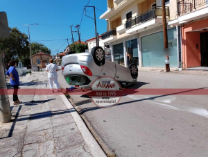 Αυτοκίνητο τούμπαρε στη μέση του δρόμου