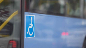 Άτομο με αναπηρία αρνήθηκε να δώσει τη θέση της σε ηλικιωμένη στο λεωφορείο και εκείνη έκατσε στα πόδια της