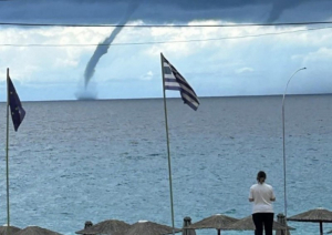 Υδροστρόβιλος ανοιχτά της παραλίας Κάθισμα στη Λευκάδα (video)