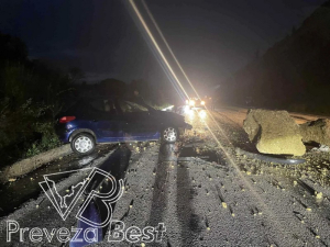 Τροχαίο στην Πρέβεζα: Σύγκρουση Ι.Χ. με βράχους και εκτροπή ημιφορτηγού στην Καστροσυκιά