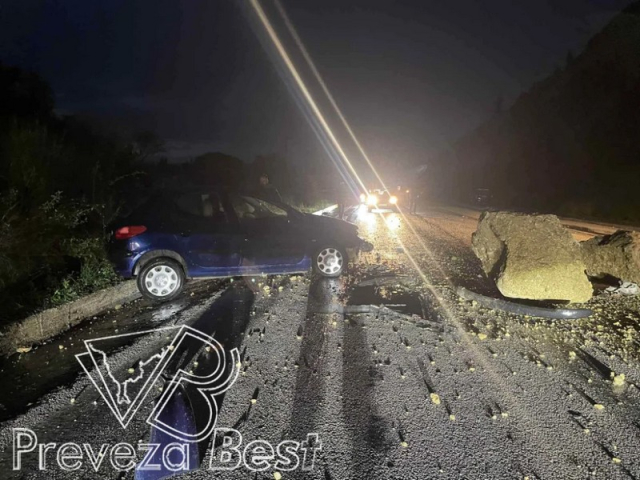Τροχαίο στην Πρέβεζα: Σύγκρουση Ι.Χ. με βράχους και εκτροπή ημιφορτηγού στην Καστροσυκιά