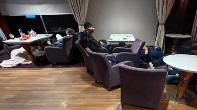 Ντροπή! Πυροσβέστες που επιχείρησαν στην Ρόδο κοιμούνται στο πάτωμα του πλοίου της επιστροφής!