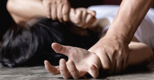 Απείλησε ότι θα βιάσει τη γυναίκα του αδελφού του και εκείνος τον ξυλοκόπησε στη μέση του δρόμου