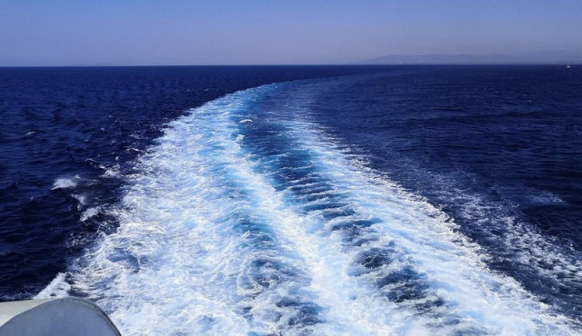 Θαλαμηγός αναστάτωσε τον Μύτικα με τα τεράστια απόνερά της - Κινδύνεψαν παιδιά