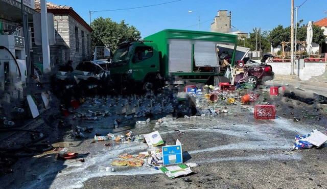 Τροχαίο με τρεις νεκρούς στην Καβάλα: «Γινόταν καταδίωξη, το φορτηγό με τα ποτά σηκώθηκε στον αέρα»