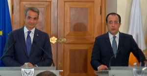Χριστοδουλίδης σε Μητσοτάκη: Η Κύπρος αναλαμβάνει το κόστος αναδάσωσης στη Ρόδο