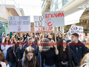 Εκατοντάδες μαθητές διαδηλώνουν στο κέντρο της Λευκάδας (φωτό &amp; βίντεο)