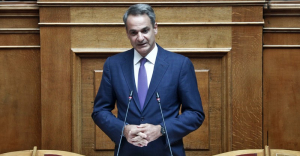 Δείτε live την ομιλία Μητσοτάκη στη Βουλή για τον γάμο των ομόφυλων ζευγαριών