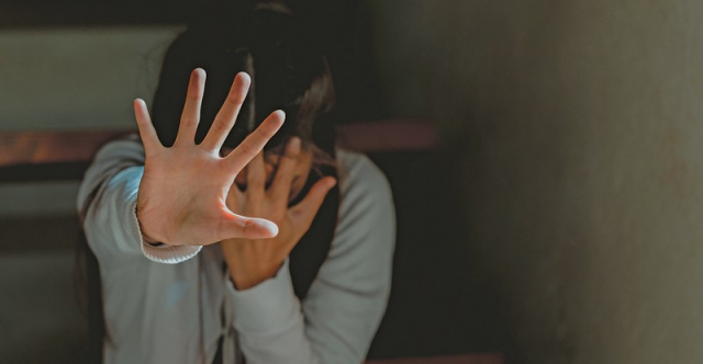 Κατερίνη: «Ξεγέλασε την κόρη μου, την πήγε στο σπίτι του και τη βίασε» λέει η μητέρα της 11χρονης