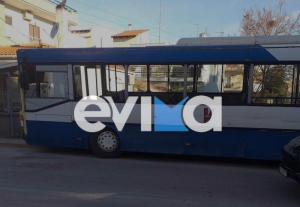 Εύβοια: Σχολικό λεωφορείο γεμάτο παιδιά, παραβίασε STOP και συγκρούστηκε με ΙΧ